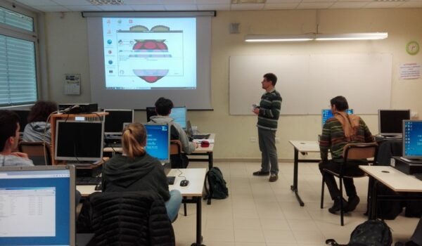 attività in laboratorio con gli studenti