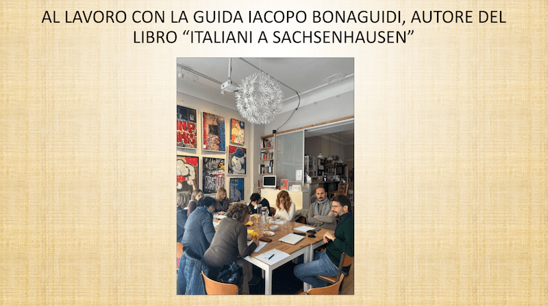 Glli insegnanti del liceo al lavoro con la guida a Berlino
