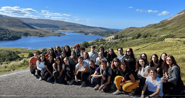 Il gruppo completo dei 28 studenti a Derry