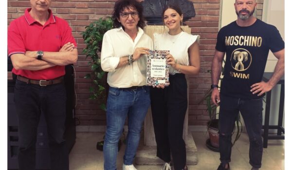 consegna dell'annuario ad una studentessa