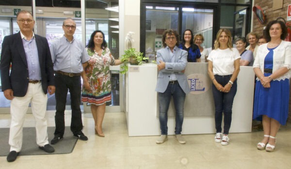 foto di gruppo del personale scolastico assieme ai donatori e fornitoriri