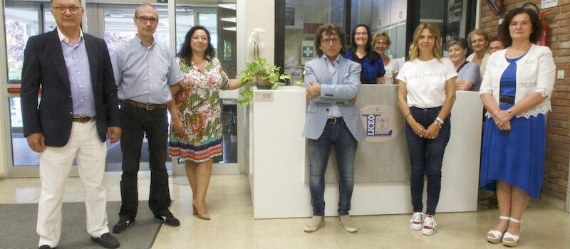 foto di gruppo del personale scolastico assieme ai donatori e fornitoriri