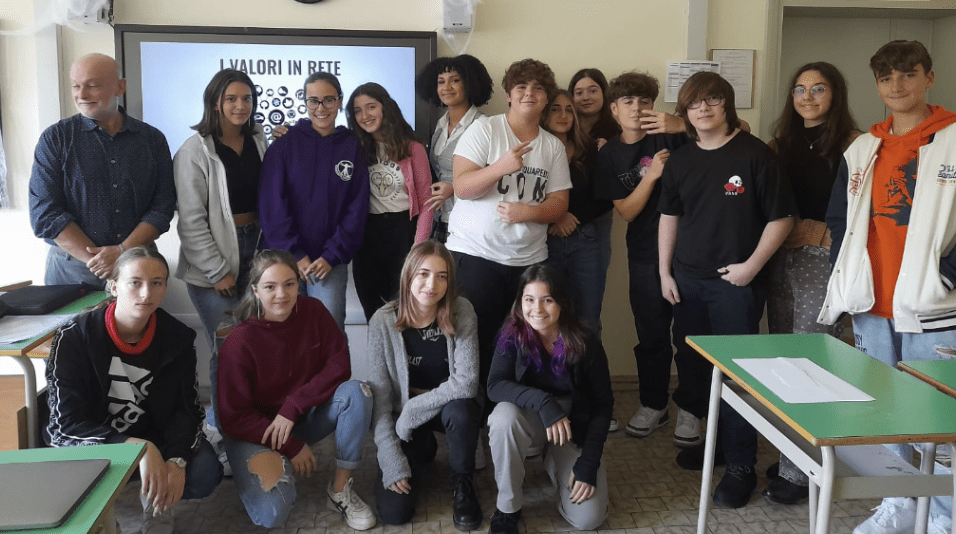 ragazze e ragazzi in posa ragazze e ragazzi in posa