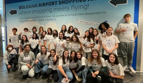 gruppo di studentesse e studenti pronti per la partenza