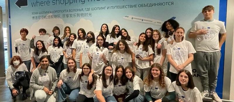 gruppo di studentesse e studenti pronti per la partenza
