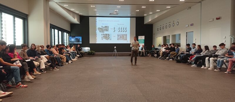 Gruppo studentesse e studenti durante l'orientamento