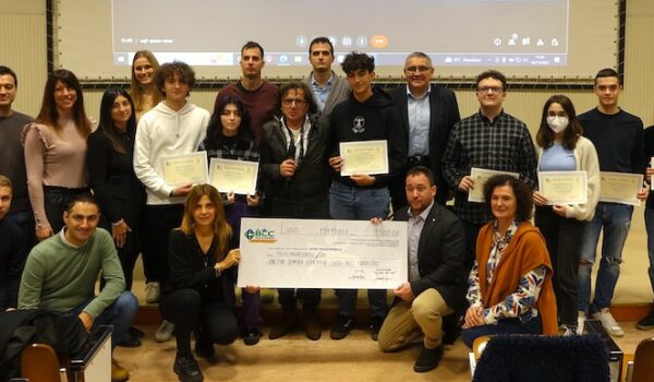 foto di gruppo con premiati e premianti