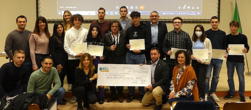 foto di gruppo con premiati e premianti