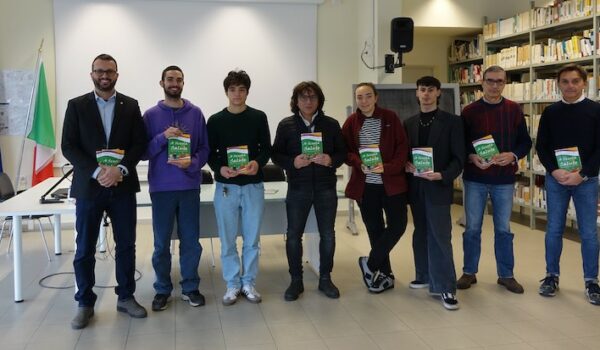 Rappresentati di istituto, dirigenti istituto e volontari Rotary in gruppo