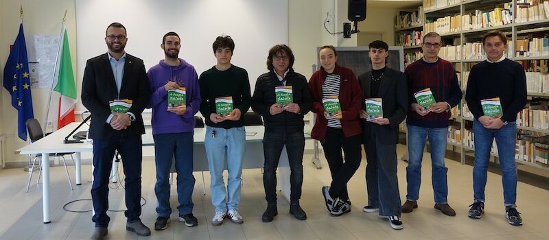 Rappresentati di istituto, dirigenti istituto e volontari Rotary in gruppo