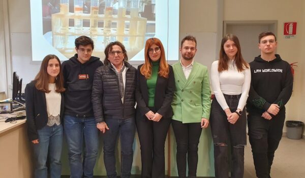 Ragazze, ragazzi, relatori e dirigente