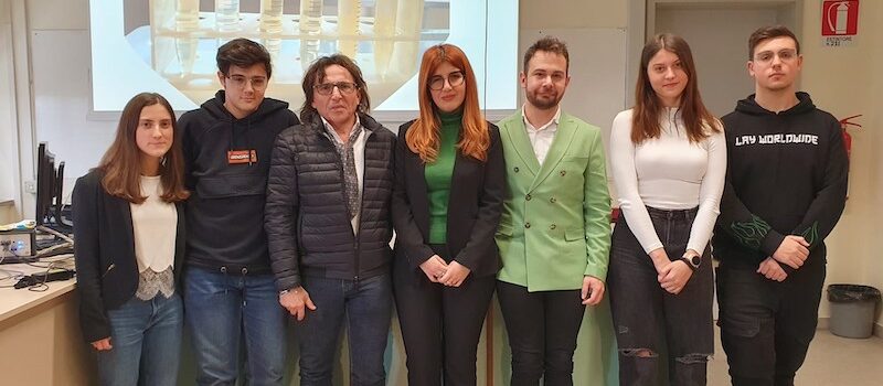 Ragazze, ragazzi, relatori e dirigente