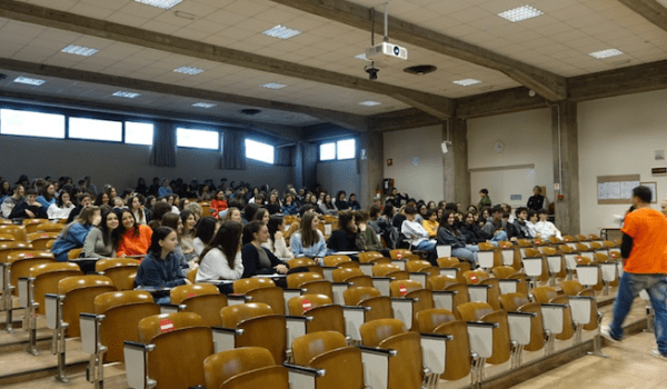i relatori dialogano con le ragazze e i ragazzi