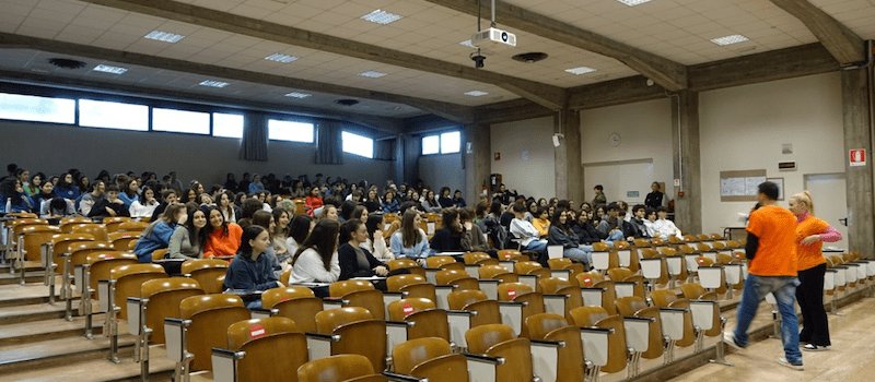 i relatori dialogano con le ragazze e i ragazzi