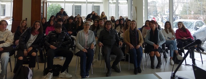 Docenti, ragazze e ragazze in biblioteca Docenti, ragazze e ragazze in biblioteca