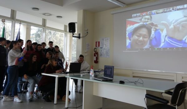 La scolaresca in video call con le ragazze e i ragazzi cinesi