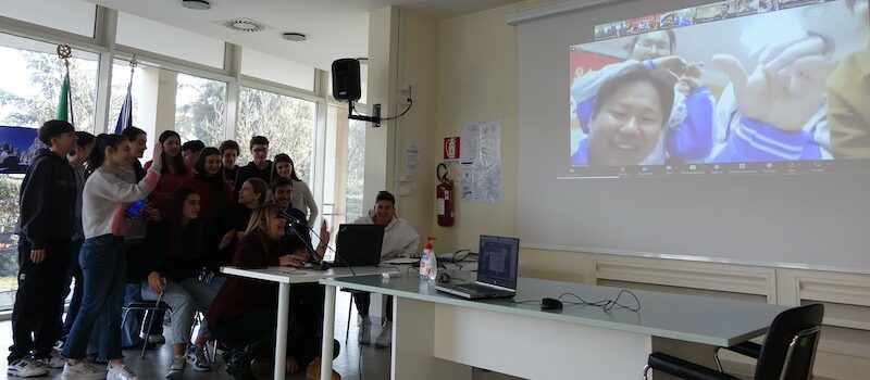 La scolaresca in video call con le ragazze e i ragazzi cinesi