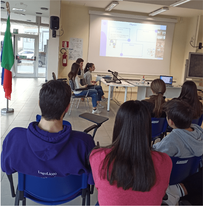Le ragazze e i ragazzi dialogano con le compagne e compagni cinesi
