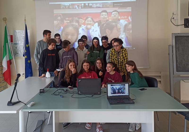 le ragazze e i ragazzi durante la video chiamata le ragazze e i ragazzi durante la video chiamata