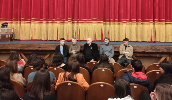 la compagnia teatrale incontra le ragazze e i ragazzi