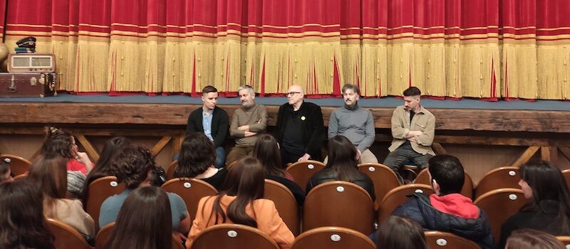 la compagnia teatrale incontra le ragazze e i ragazzi