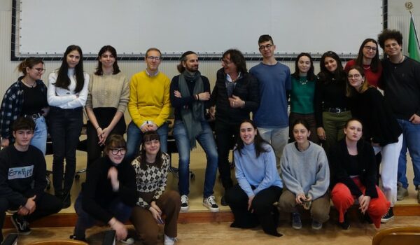 Studentesse, studenti, poeta e docenti