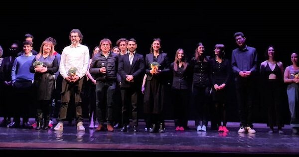 Ragazze e ragazzi sul palcoscenico