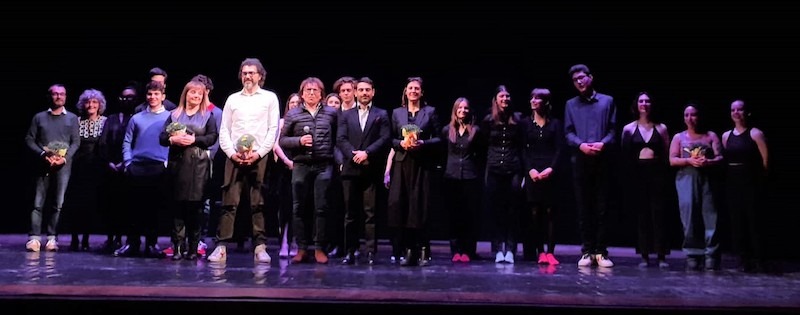 Ragazze e ragazzi sul palcoscenico