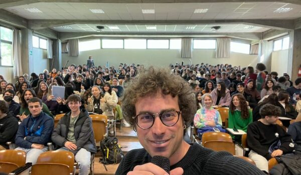 Matteo Cavezzali con studentesse e studenti