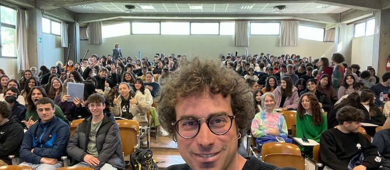 Matteo Cavezzali con studentesse e studenti