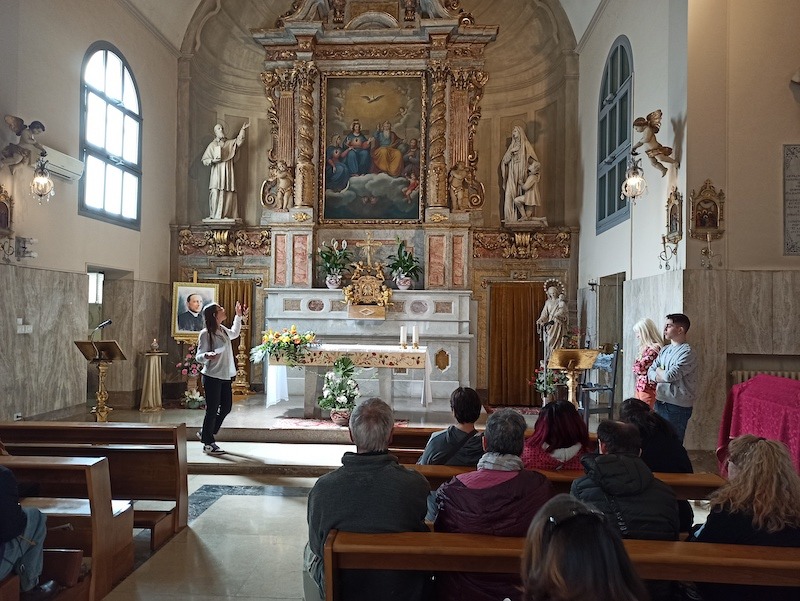 ragazze e ragazzi al lavoro