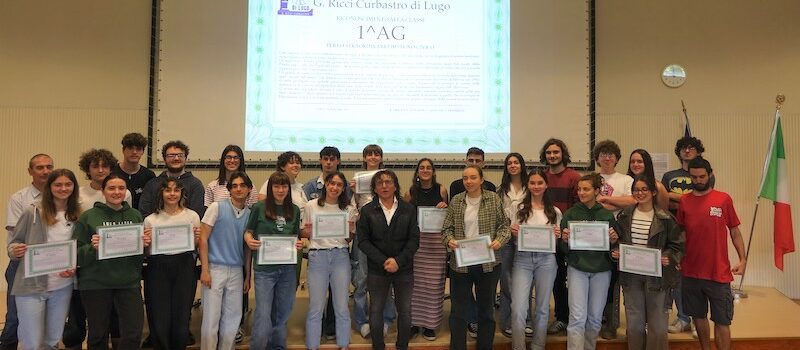 Dirigente scolastico attorniato dai rappresentanti
