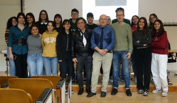 Le studentesse e gli studenti della 5^A assieme al relatore