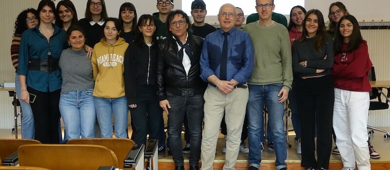 Le studentesse e gli studenti della 5^A assieme al relatore